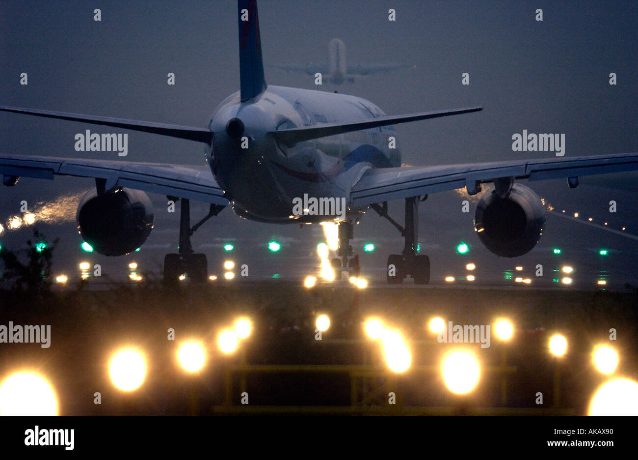 Un premier choix se prépare pour son décollage d'avion Gatwick au soir, quelques instants après un autre jet quitte la piste Banque D'Images