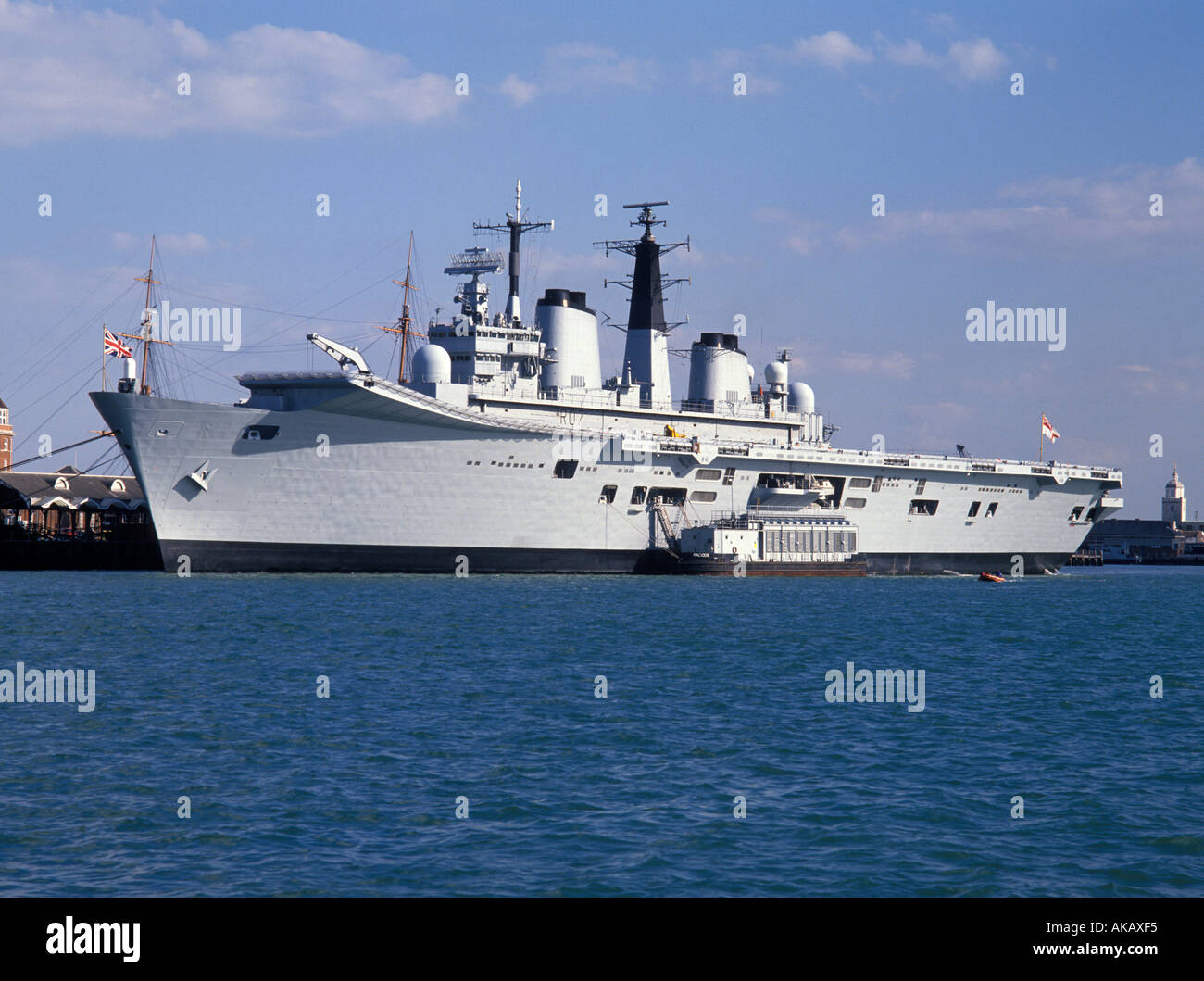 Porte-avions amarré à quai à Portsmouth Hampshire Angleterre Banque D'Images