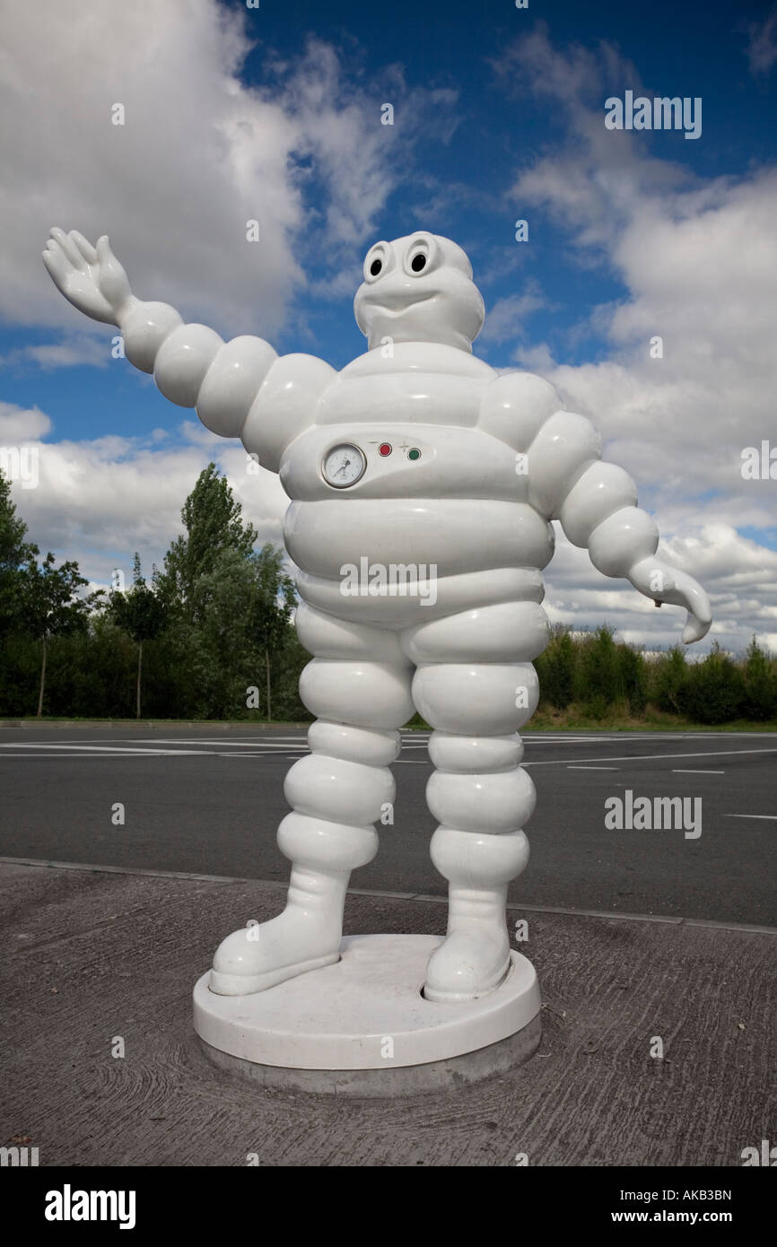 Un homme de Michelin en résine une aire de repos sur l'autoroute (France).  Sculpture en résine du Bibendum sur une aire autoroutière (France Photo  Stock - Alamy