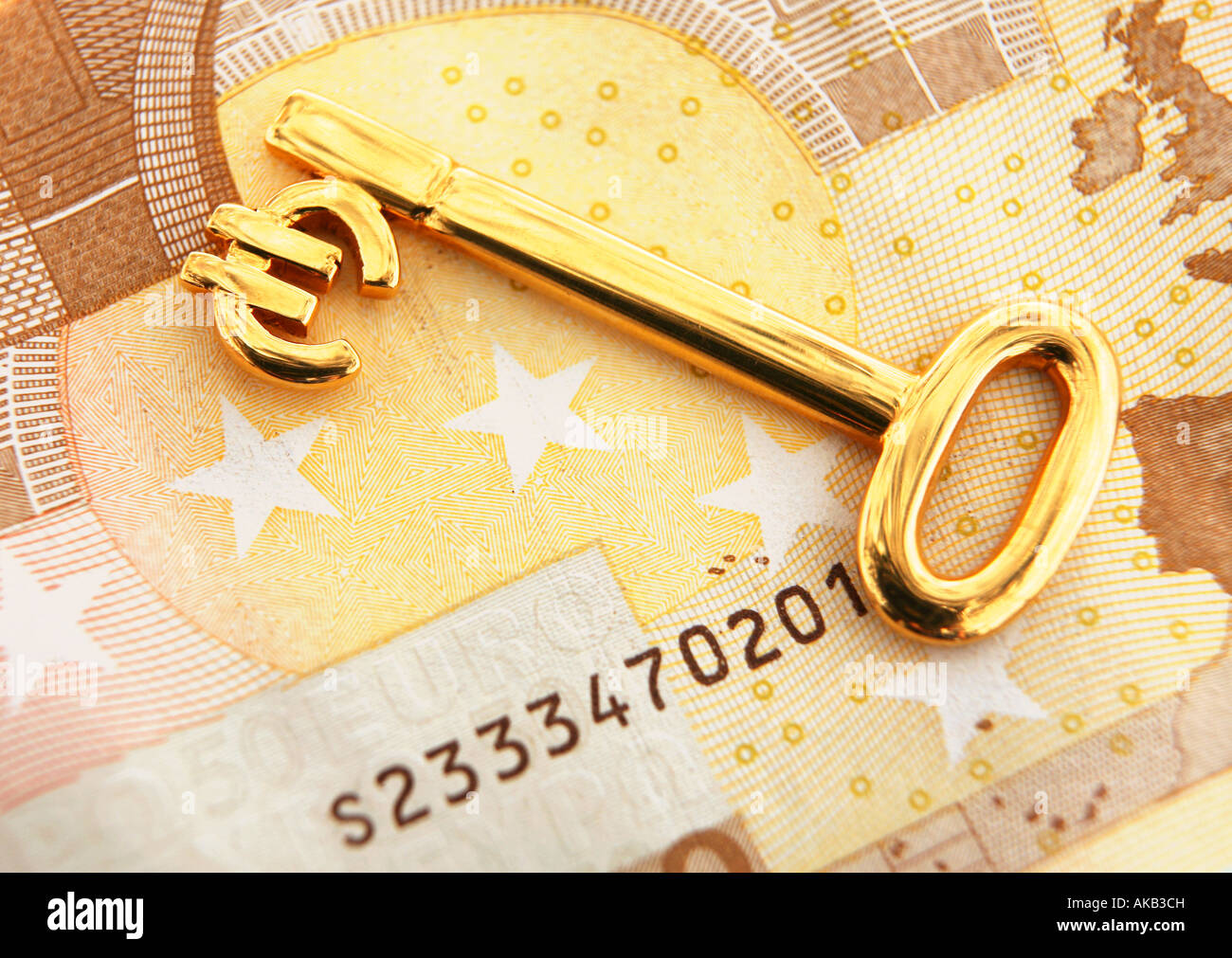 Macro d'une clé d'or avec le symbole de l'euro sur une 50 euro note Banque D'Images
