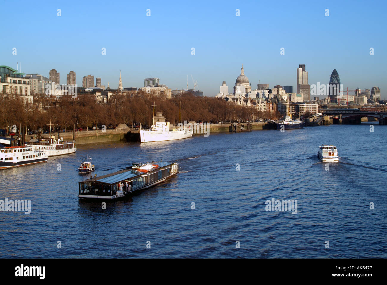 Ville de ville de Londres au-delà de l'Embankment Tamise vus de Waterloo Bridge, avec des bateaux d'excursion Banque D'Images