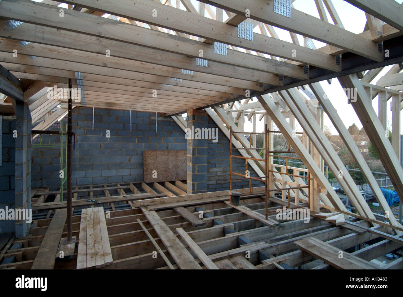 Maison individuelle en construction fermes de toit préfabriquées et des poutrelles de plancher en position Banque D'Images