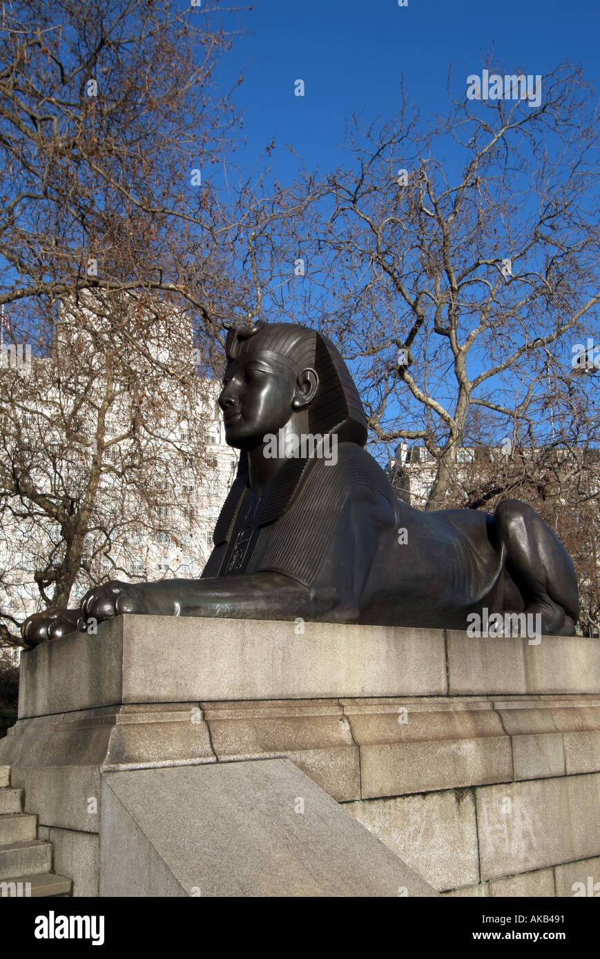 Victoria Embankment London Westminster l'un des deux sphinx qui flanquent à côté de l'aiguille Cléopâtre Tamise Banque D'Images