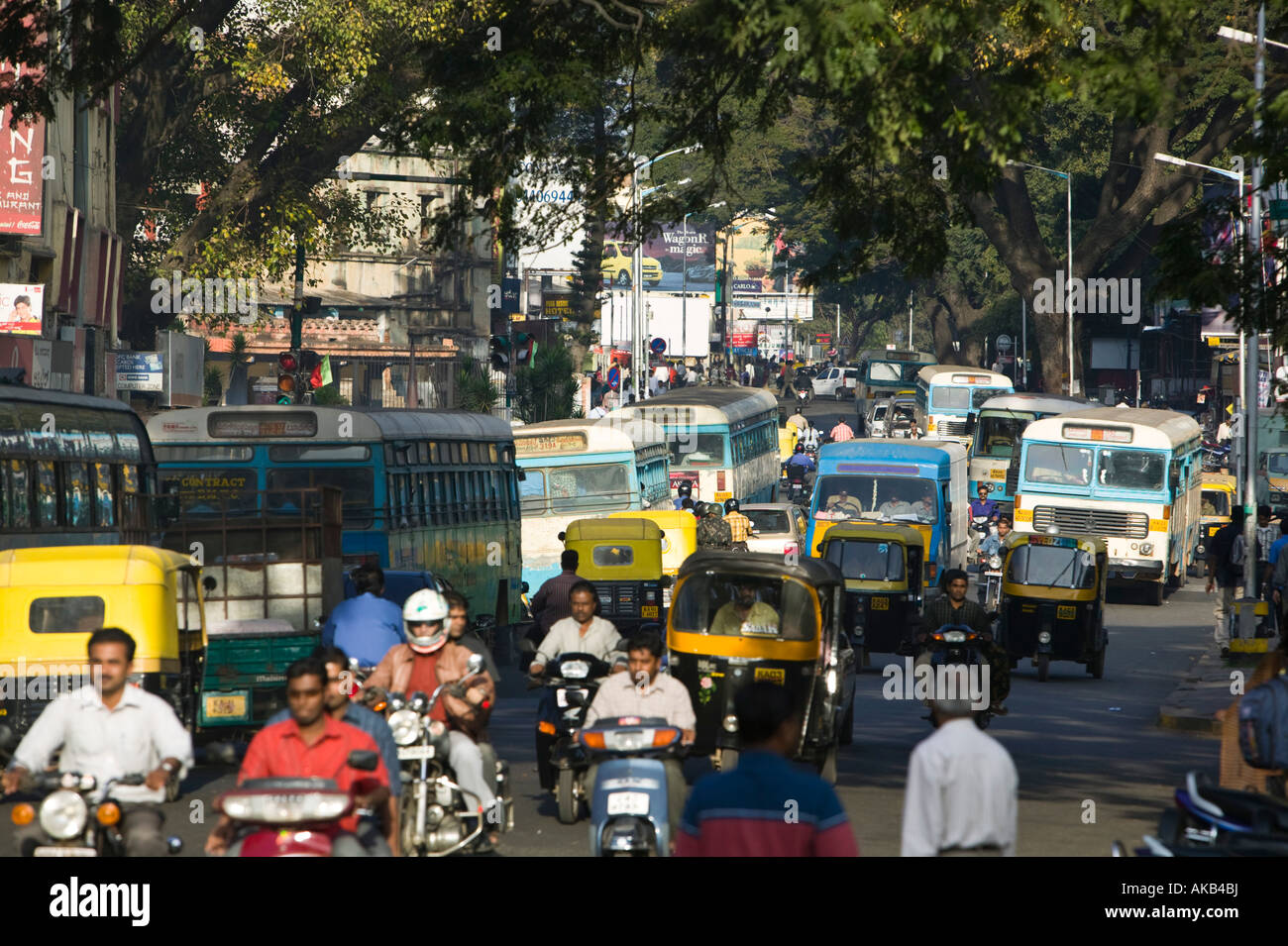 L'Inde, Karnataka, Bangalore, le trafic le long de la route de résidence Banque D'Images