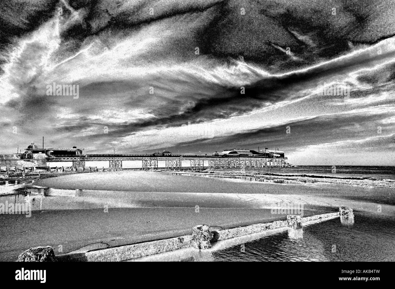 Jetée de Cromer avec ciel délicat et les bassins de marée, Norfolk, uK Banque D'Images