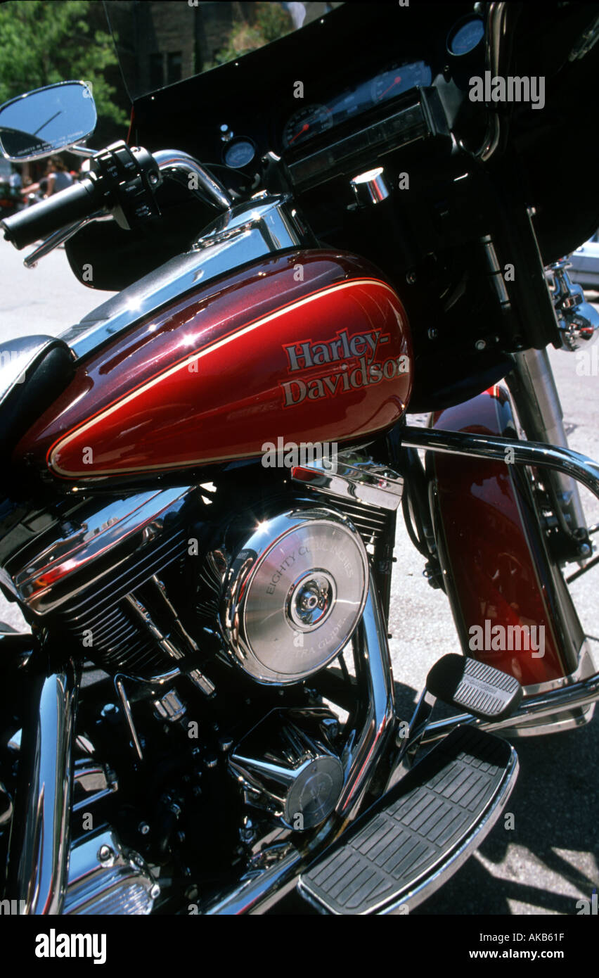 L'extérieur brillant de cette moto Harley Davidson prend le soleil avec sa  peinture rouge métallique et finitions chrome Photo Stock - Alamy