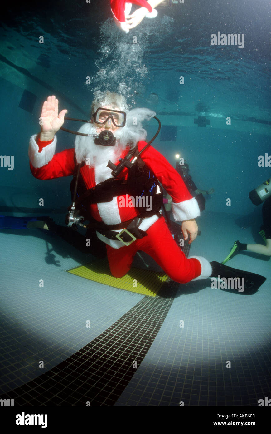 Dans cette piscine YMCA Santa Claus nage vagues et perd son chapeau mais bénéficie toujours de l'esprit sur la Banque D'Images