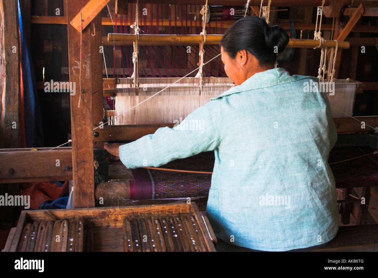 Myanmar (Birmanie), l'État Shan, au Lac Inle, femme travaillant dans l'usine de soie Banque D'Images