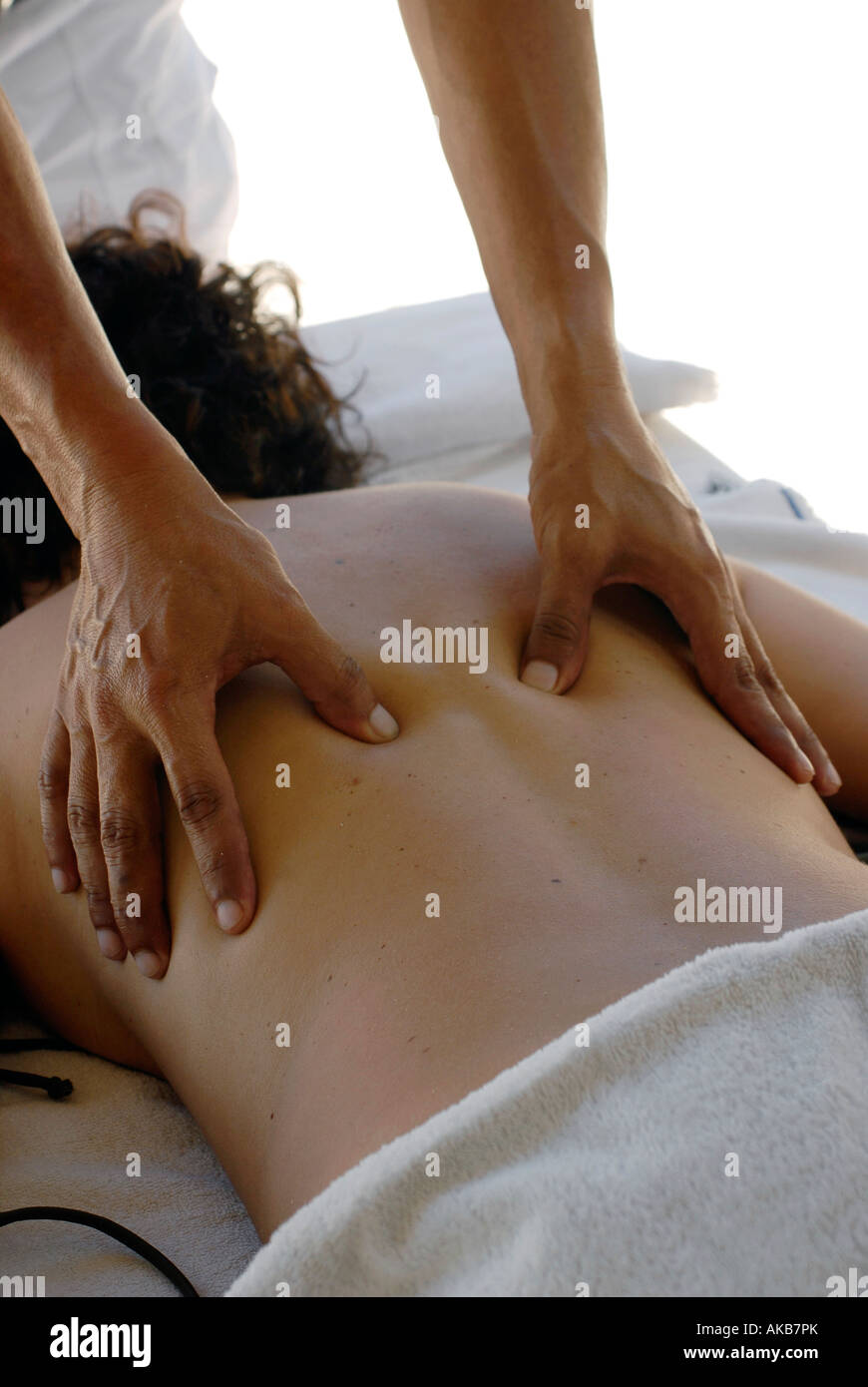 Un homme pratique d'un massage des tissus en profondeur sur une femme retour Banque D'Images