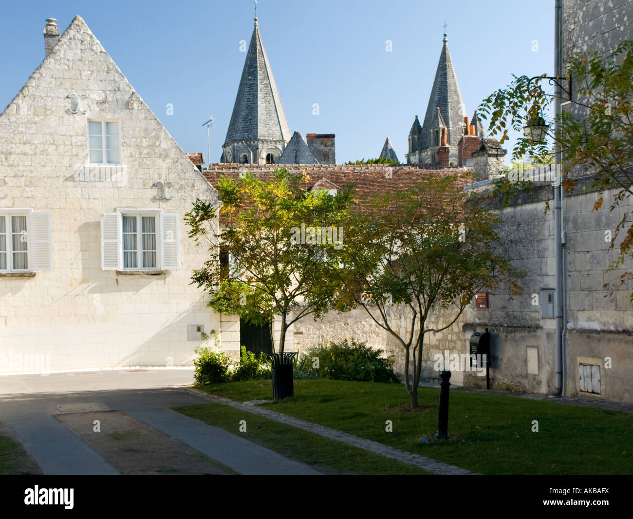 Loches, montrant les pyramides de pierre de l'église de St Ours Banque D'Images