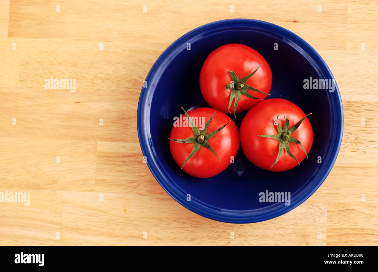 Trois tomates dans un bol Banque D'Images