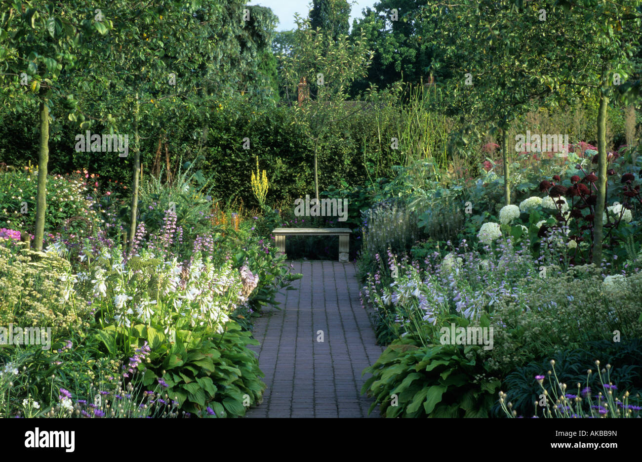 RHS Wisley design Surrey Penelope Hobhouse bordures blanches avec le chemin entre la banquette et en tant que point focal Banque D'Images