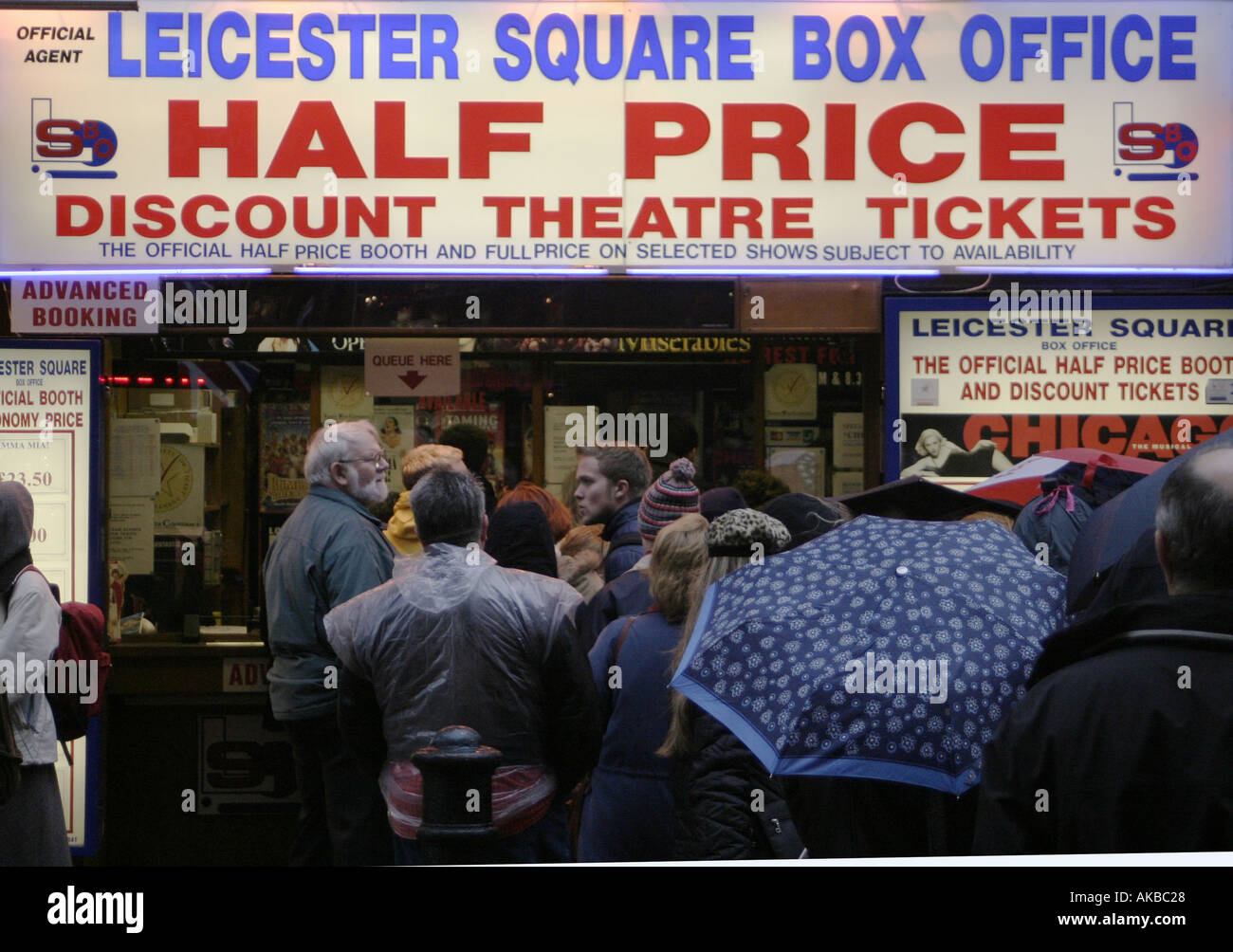 Leicester Square Box Office d'attente dans la pluie Banque D'Images