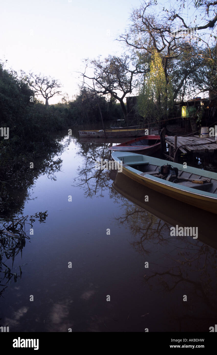 Flux de l'eau avec des bateaux du canal à la fin de l'après-midi Banque D'Images