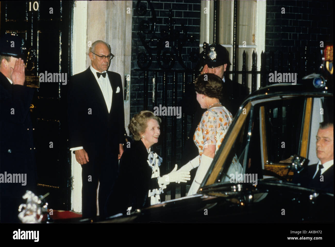 Sa Majesté la Reine Elizabeth II est accueilli par le Premier Ministre Margaret Thatcher au 10 Downing Street le 4 décembre 1985, le mari du Premier Ministre, Denis Banque D'Images
