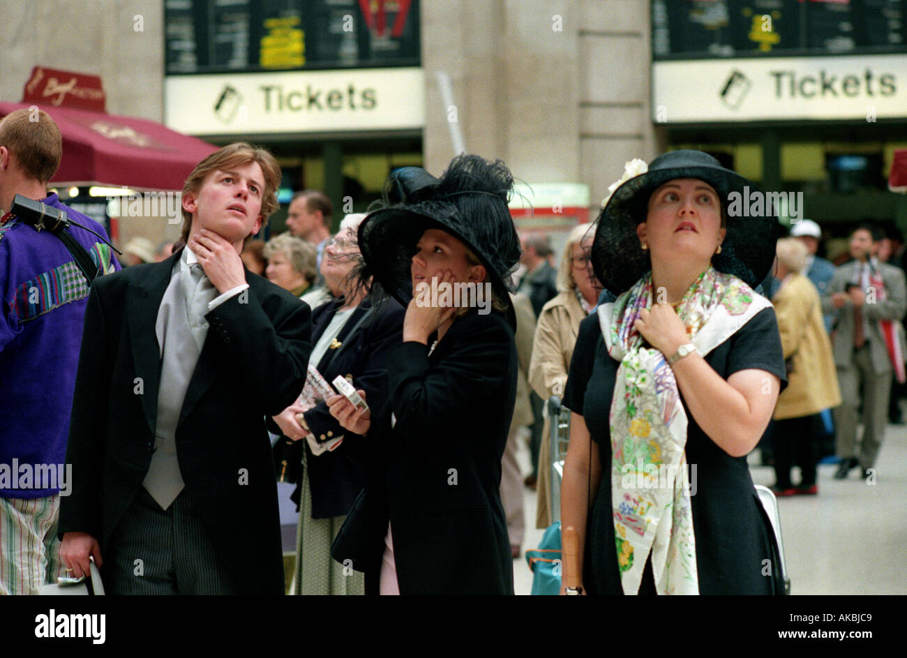 Mesdames Ascot jour . Les amateurs de course course à bord des trains à la gare de Waterloo pour les courses d'Ascot. Londres, Angleterre Banque D'Images