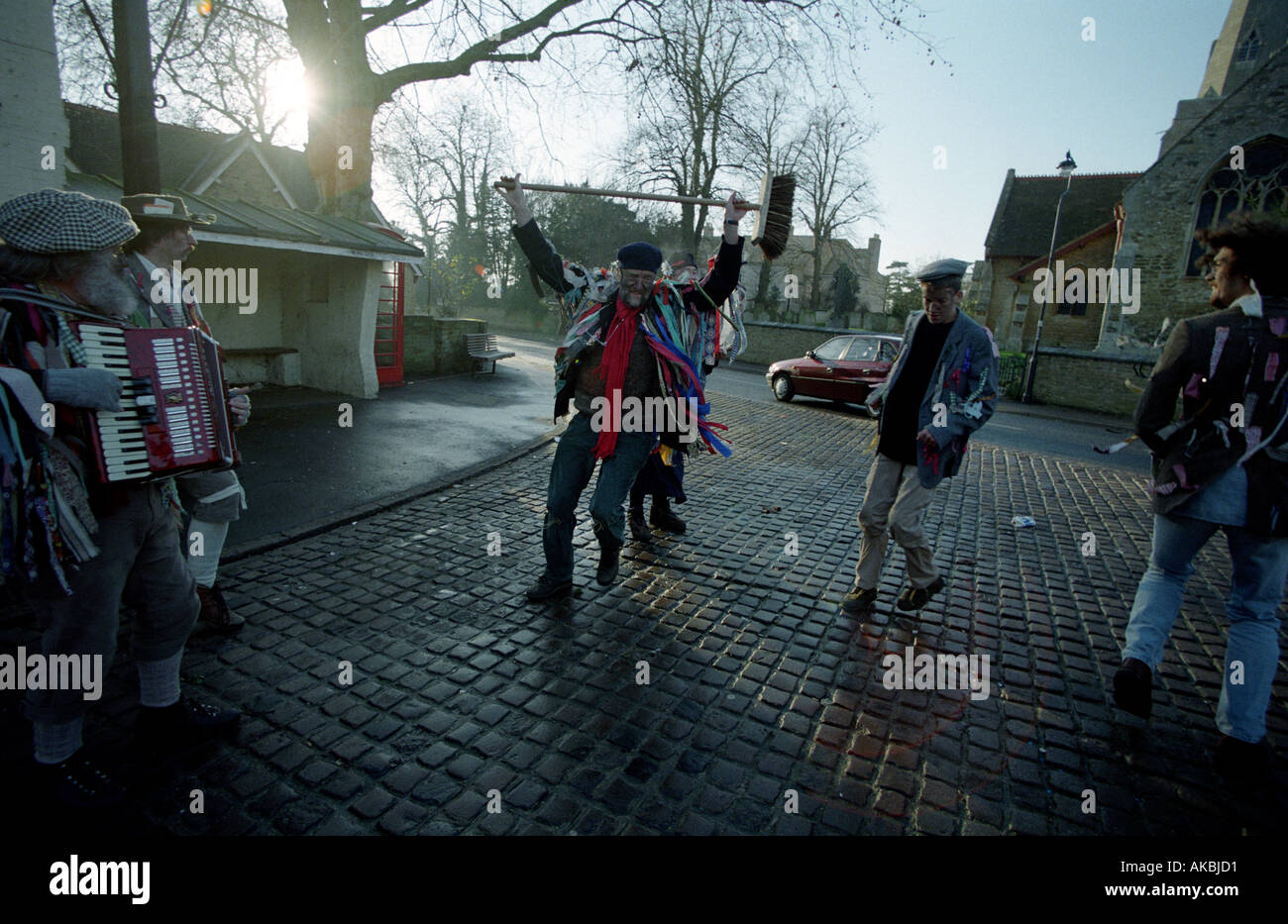 Molly Men ou Molly Men exécutent la danse traditionnelle au balai à Cambridgeshire, en Angleterre. Molly Dancing a été ressuscité par les Cambridge Morris Men en 1977 Banque D'Images