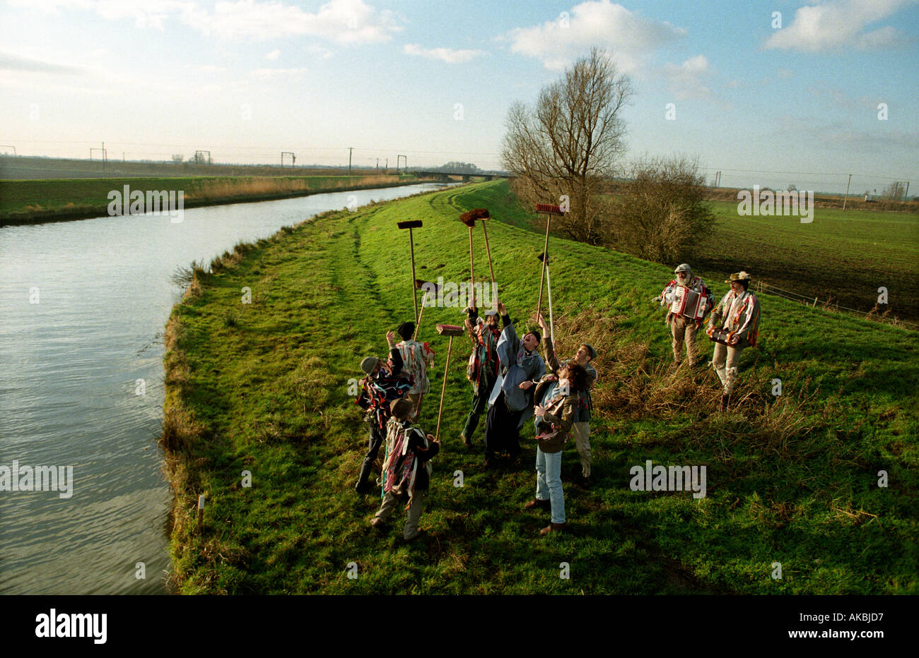 Molly Men ou Molly Men exécutent la danse traditionnelle au balai à Cambridgeshire, en Angleterre. Molly Dancing a été ressuscité par les Cambridge Morris Men en 1977 Banque D'Images