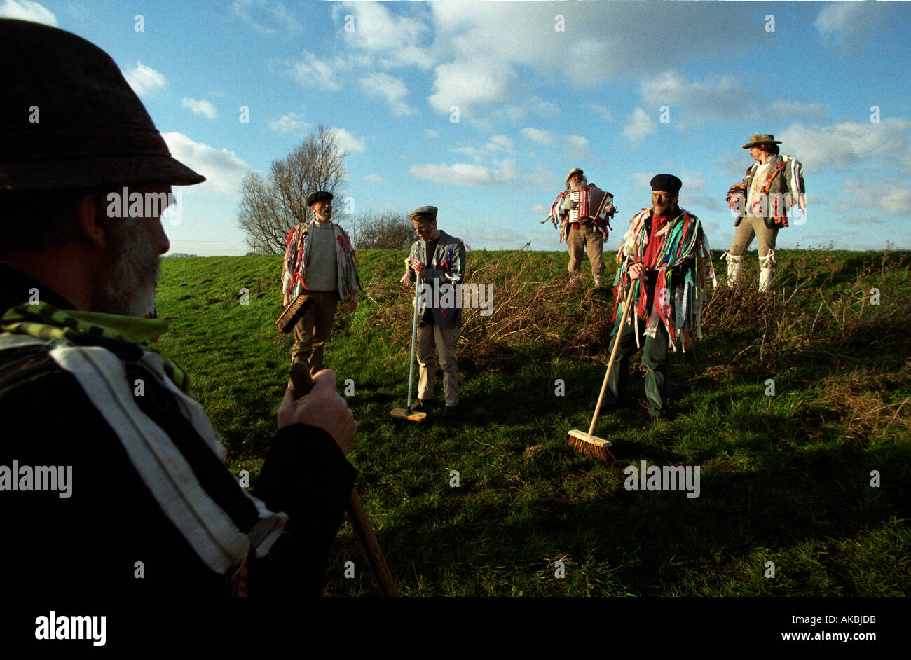 Molly Men ou Molly Men exécutent la danse traditionnelle au balai à Cambridgeshire, en Angleterre. Molly Dancing a été ressuscité par les Cambridge Morris Men en 1977 Banque D'Images