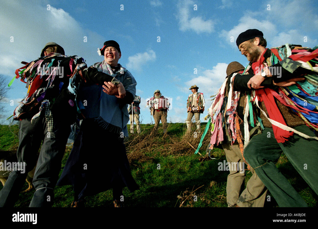 Molly Men ou Molly Men exécutent la danse traditionnelle au balai à Cambridgeshire, en Angleterre. Molly Dancing a été ressuscité par les Cambridge Morris Men en 1977 Banque D'Images