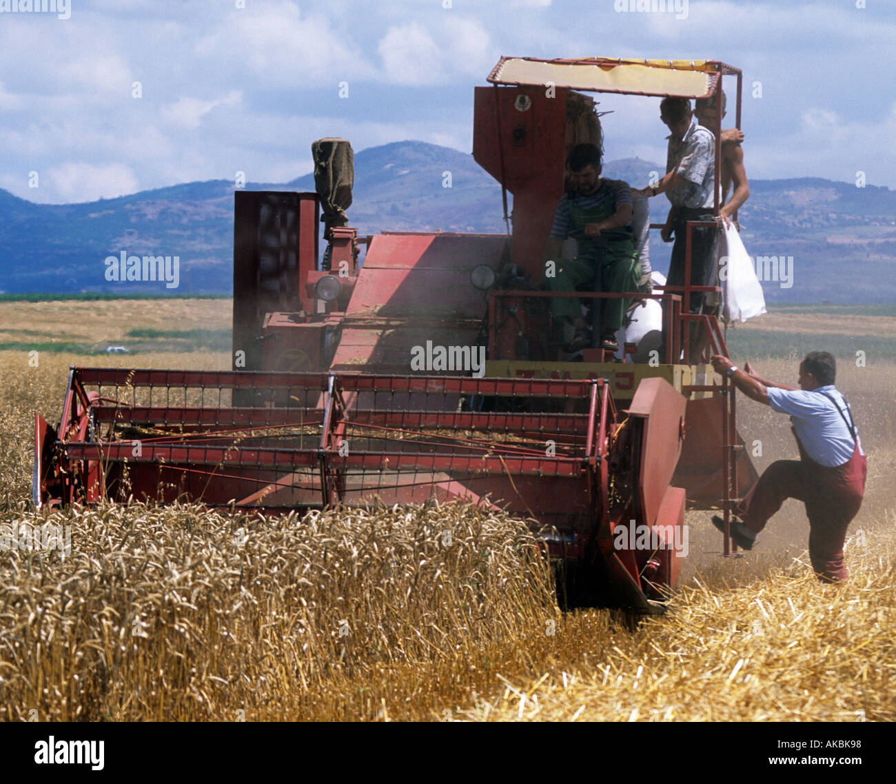 Les agriculteurs kosovars travaillant dans le domaine Banque D'Images