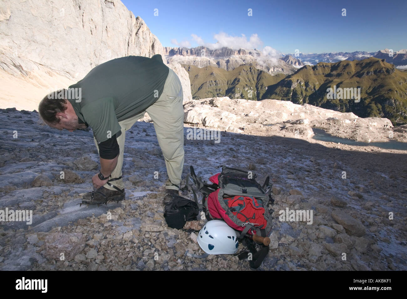 Arrête de monter son grimpeur crampons au début d'un glacier sur l'approche de la Marmolada Dolomites italiennes west ridge Banque D'Images