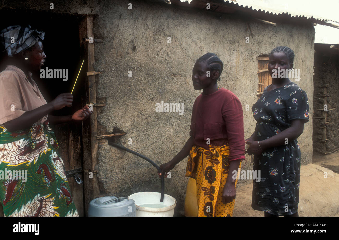 La distribution de l'eau dans la vallée de bidonville de Mathare, à Nairobi, au Kenya. Banque D'Images