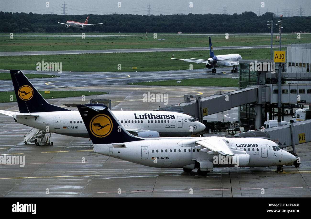 Paire de 146 avions de passagers de Lufthansa, Rhénanie du Nord-Westphalie, Allemagne Banque D'Images