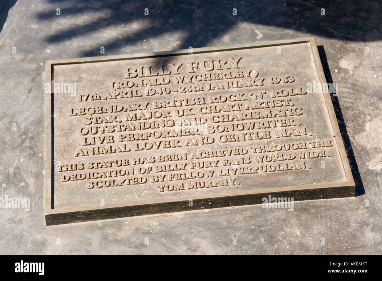 Statue de Billy Fury star du rock and roll des années 1960 par l'Albert Dock donnant sur la rivière Mersey, Liverpool, Angleterre Banque D'Images