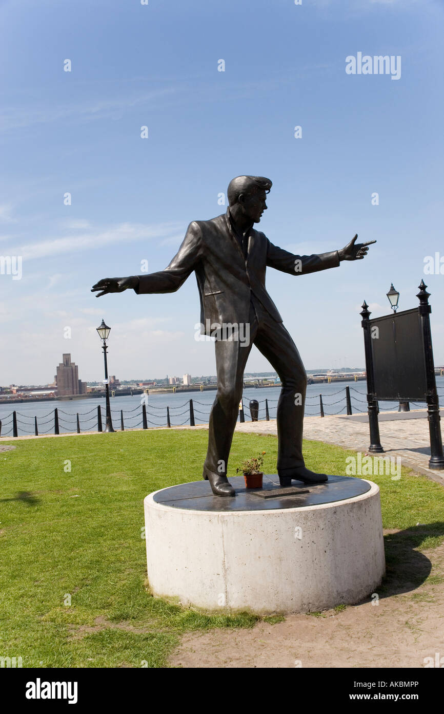 Statue de Billy Fury star du rock and roll des années 1960 par l'Albert Dock donnant sur la rivière Mersey, Liverpool, Angleterre Banque D'Images