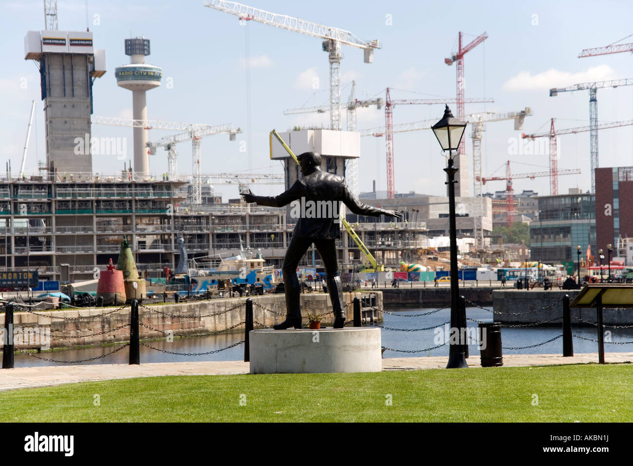 Statue de Billy Fury star du rock and roll des années 1960 par l'Albert Dock donnant sur la rivière Mersey, Liverpool, Angleterre Banque D'Images