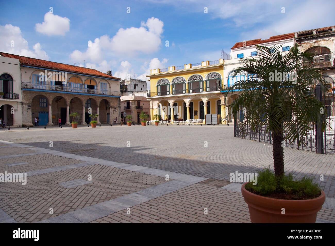 Plaza Vieja Cuba La Havane Vieille Ville dans 1559 comme la Plaza Nueva Casa del Conde Jaruco 1733 sur le côté gauche de l'image Banque D'Images