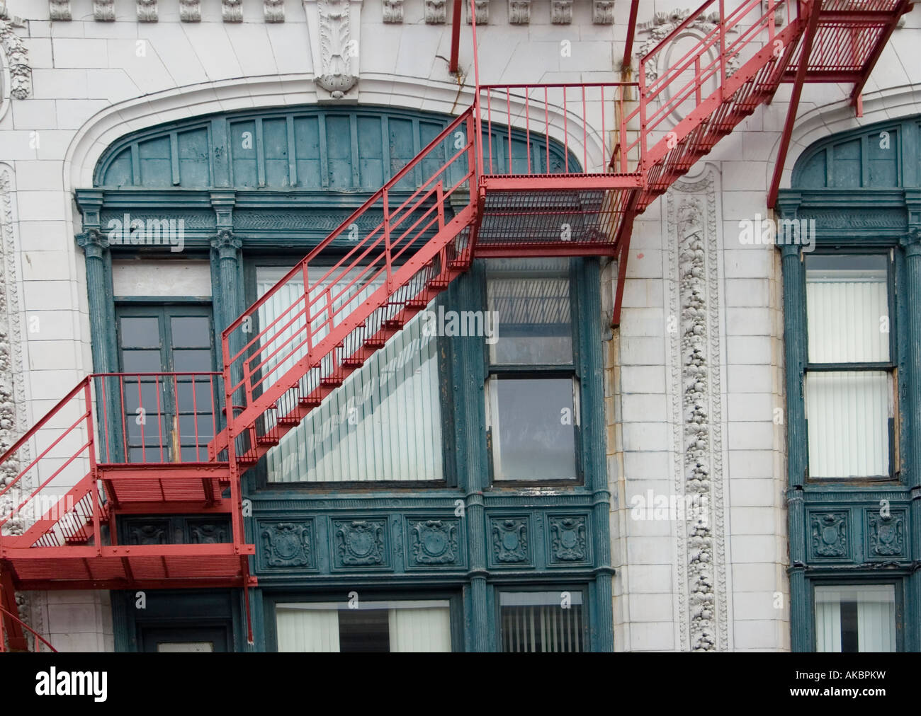 Red Fire Escape sur Boston Building Banque D'Images