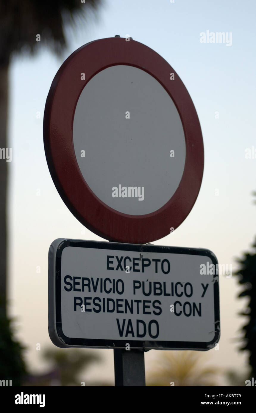 Panneau routier disant Excepto Servicio Publico y Residentes con Vado à Marbella andalousie, Sud de l'Espagne Banque D'Images