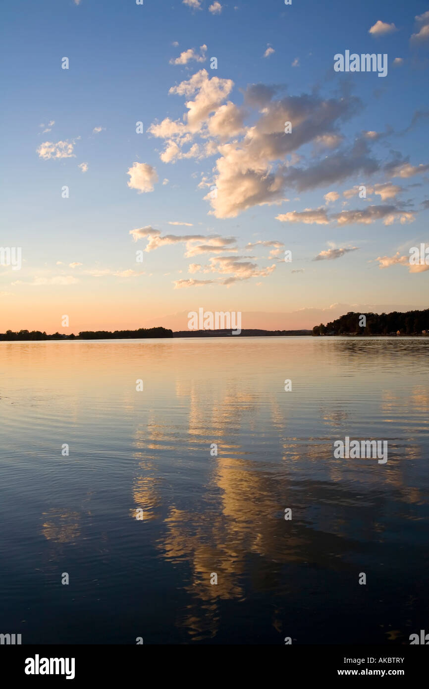Les nuages reflètent dans Municky Rybnik lake Hluboka République Tchèque Banque D'Images