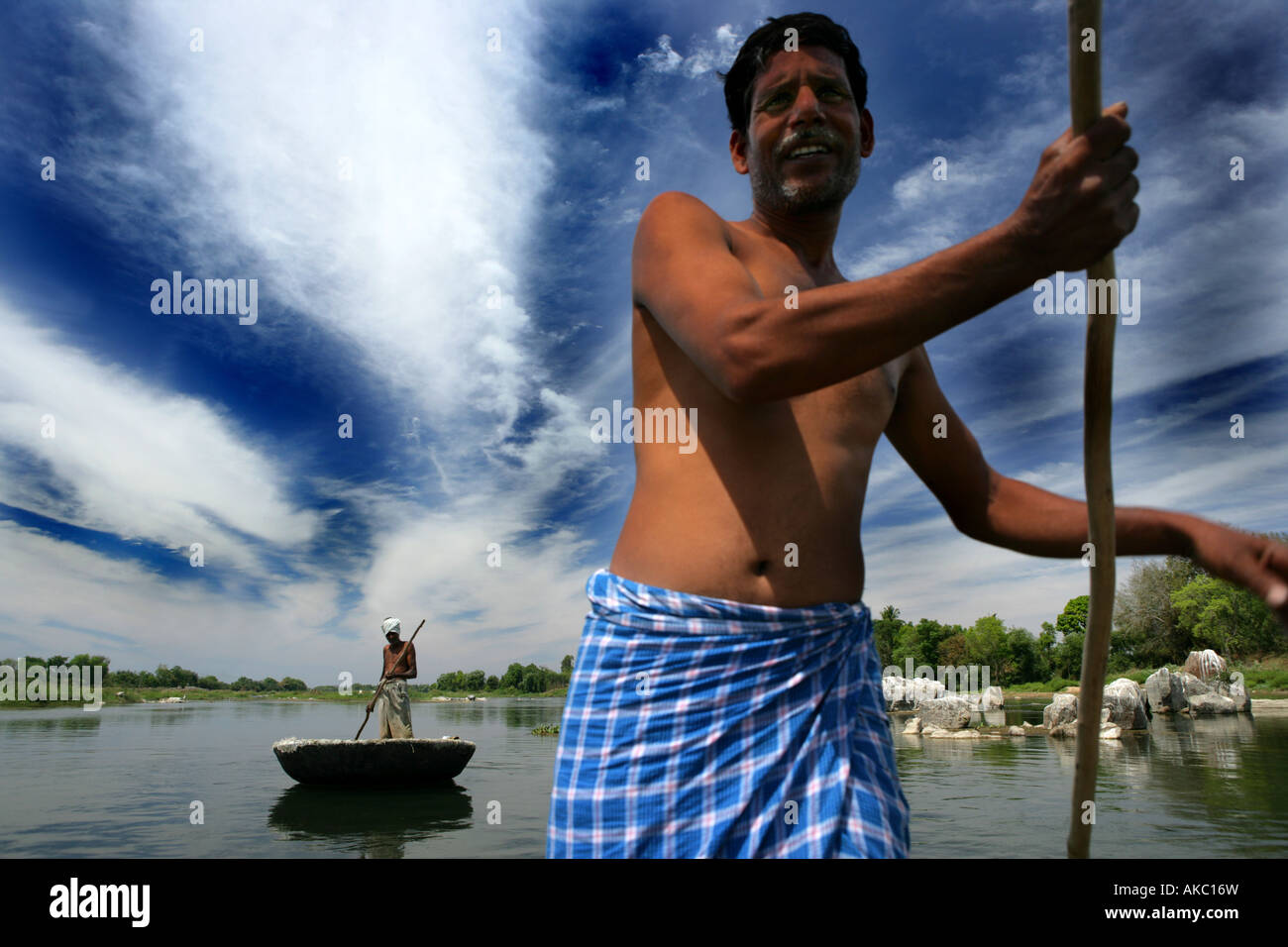 Les pêcheurs paddling Parisal, vannerie bateaux sur fleuve Cauvery à Somnathpur, Karnataka, Inde. Banque D'Images