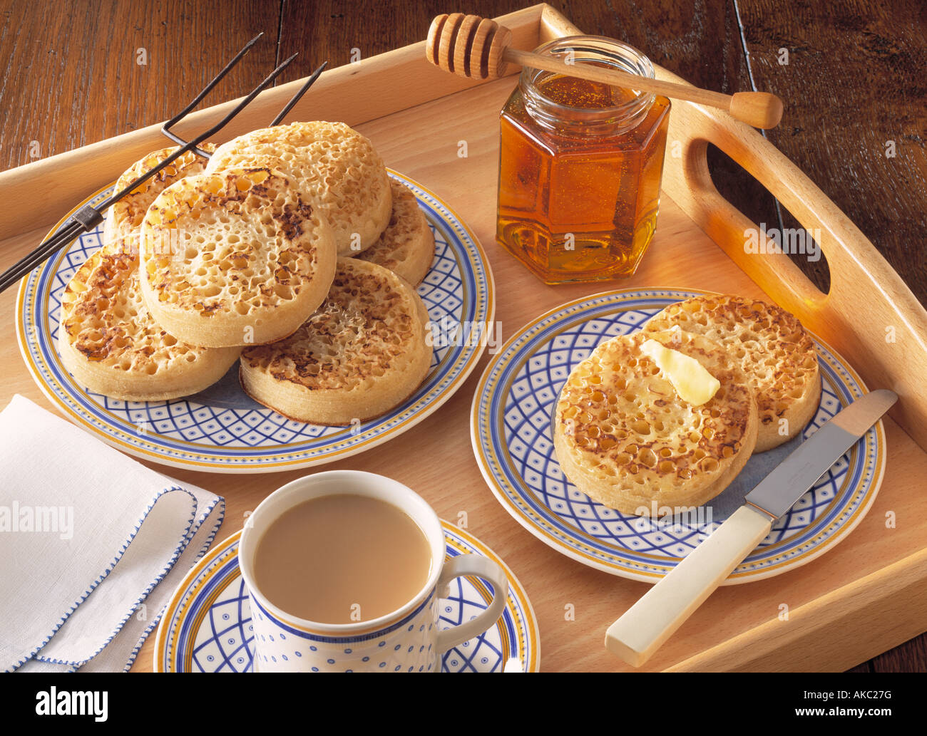 Un plateau de thé de miel et de thé anglais crumpets sur un plateau en bois editorial food Banque D'Images