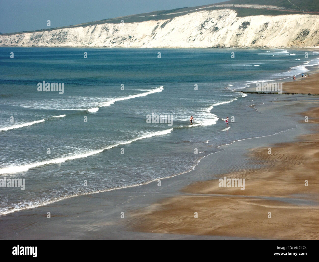 Paysage côtier de falaise craie et paysage marin avec plage de sable à Compton Chine à Compton Bay île de Wight sud de l'Angleterre Royaume-Uni Banque D'Images