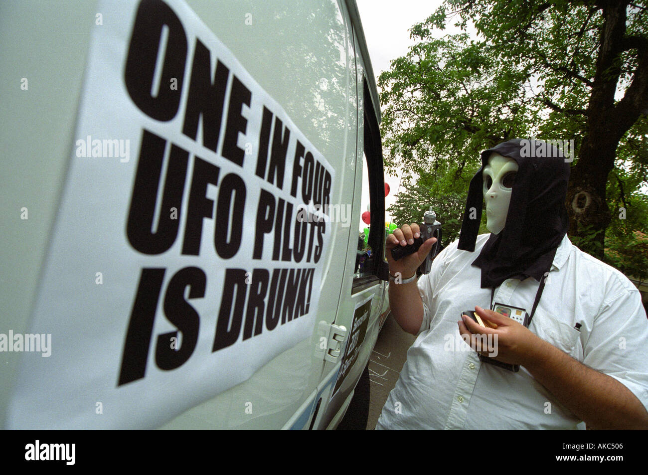 Dans l'homme masque exotiques et arme-jouet se trouve à l'extérieur un van Banque D'Images