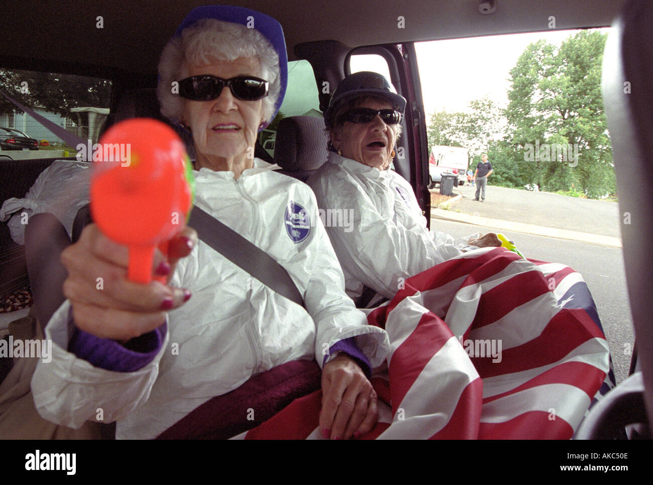 Vieille dame avec squirt gun dans le défilé Banque D'Images