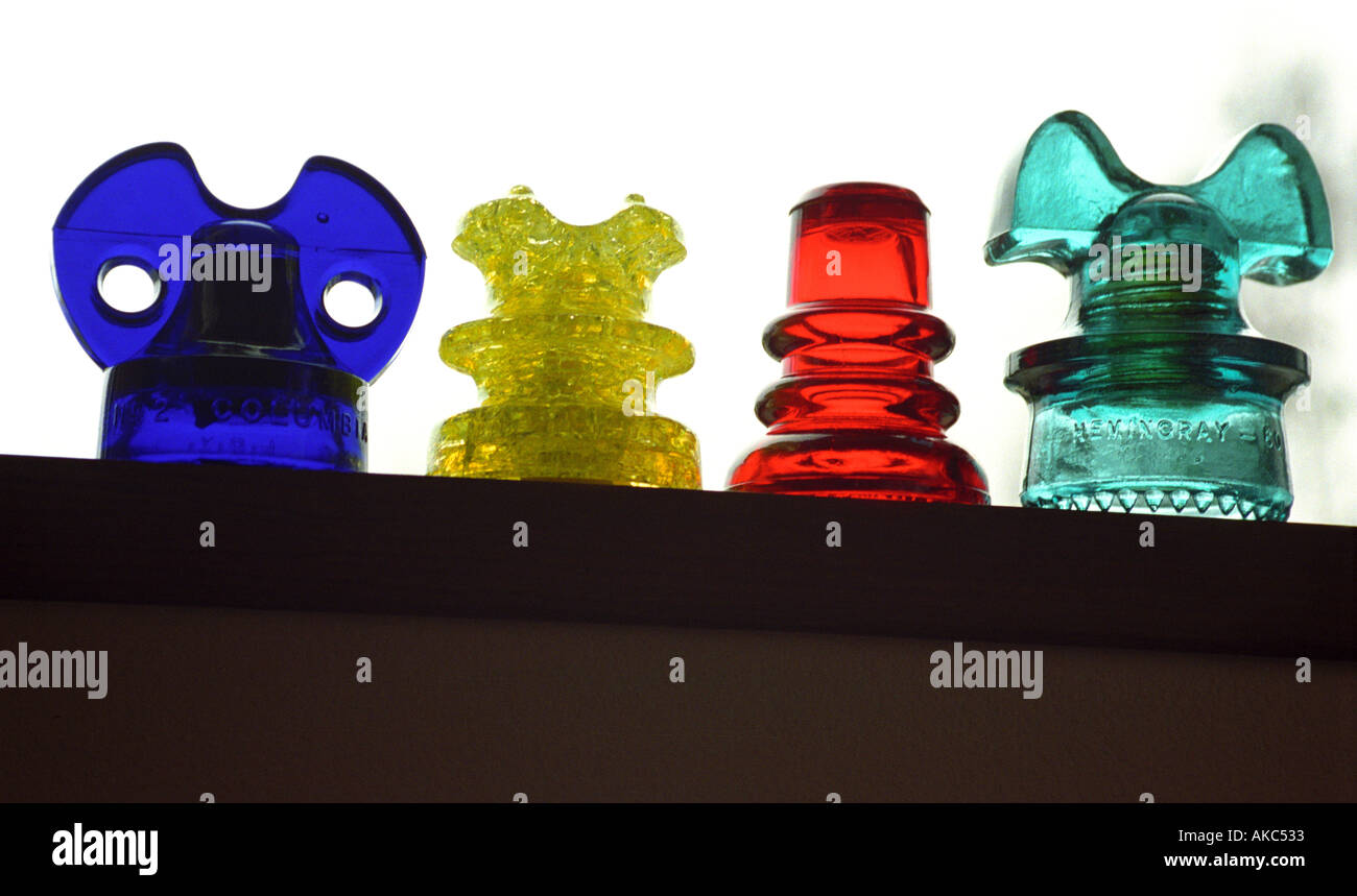 Les isolateurs en verre coloré Banque D'Images