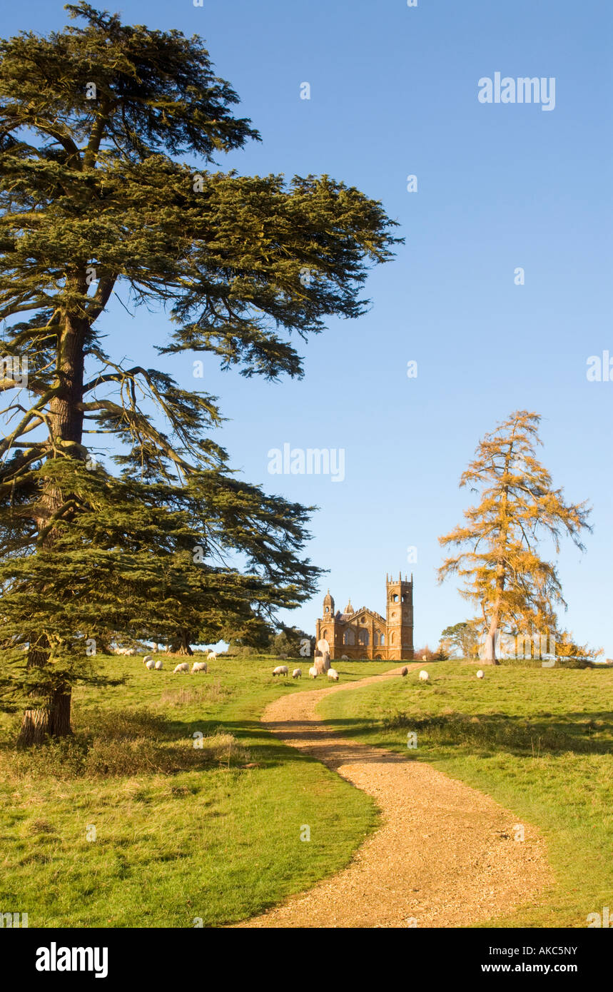 Chemin menant au temple gothique ou Temple de la liberté, à Stowe paysage de jardins, Buckinghamshire, Angleterre Banque D'Images