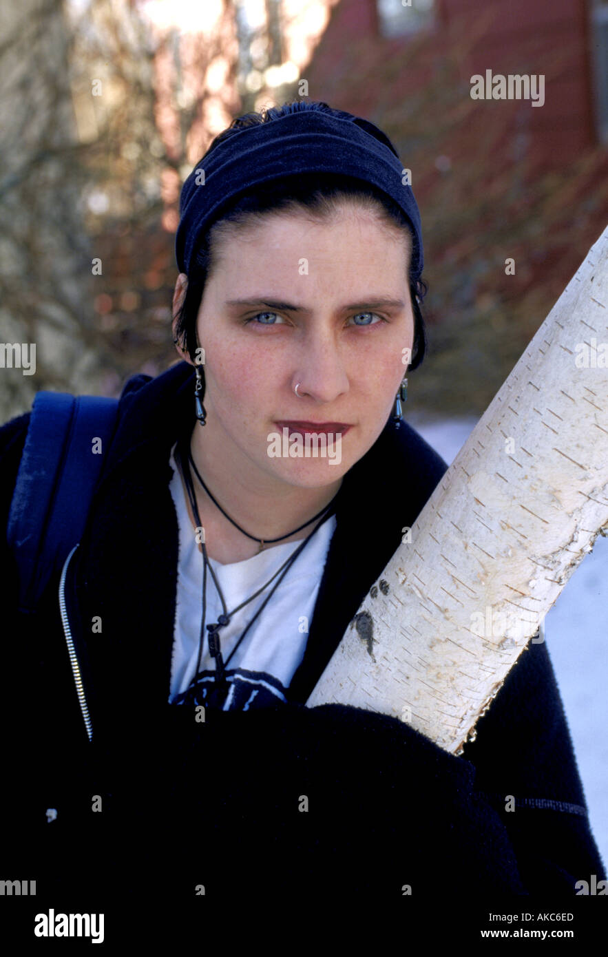 Mug shot d'un punk Femme Âge 18 par Birch Tree. St Paul Minnesota USA Banque D'Images