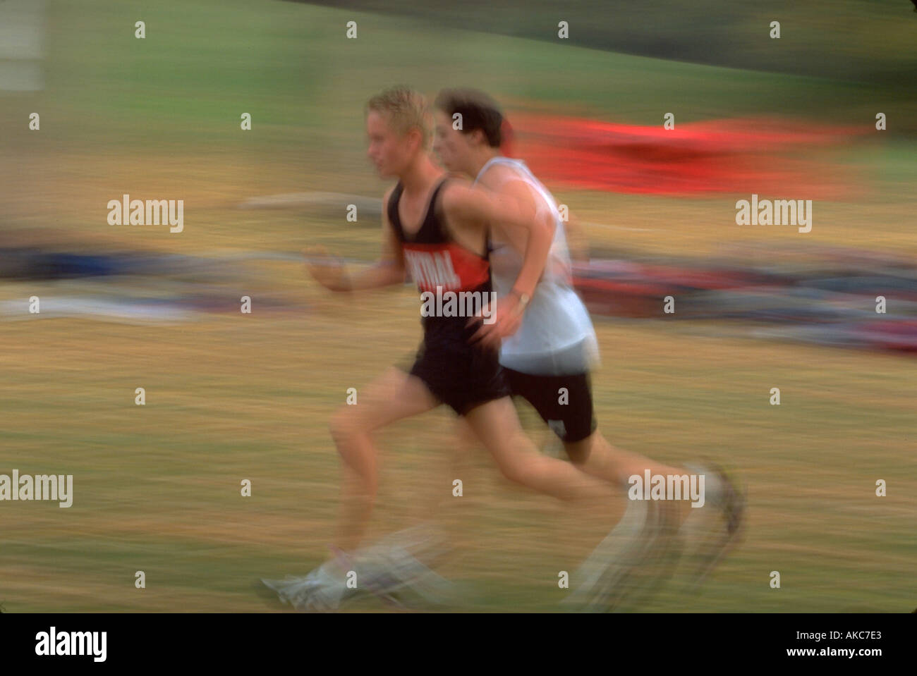 Coureurs Homme 17 en compétition pour la première place dans la région de cross-country. St Paul Minnesota USA Banque D'Images