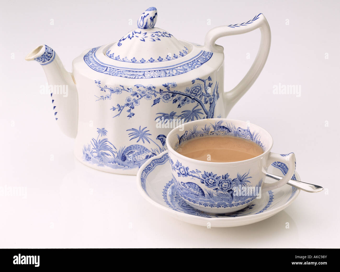 Une antique Wedgwood théière tasse et soucoupe thé sur un fond blanc Photo  Stock - Alamy