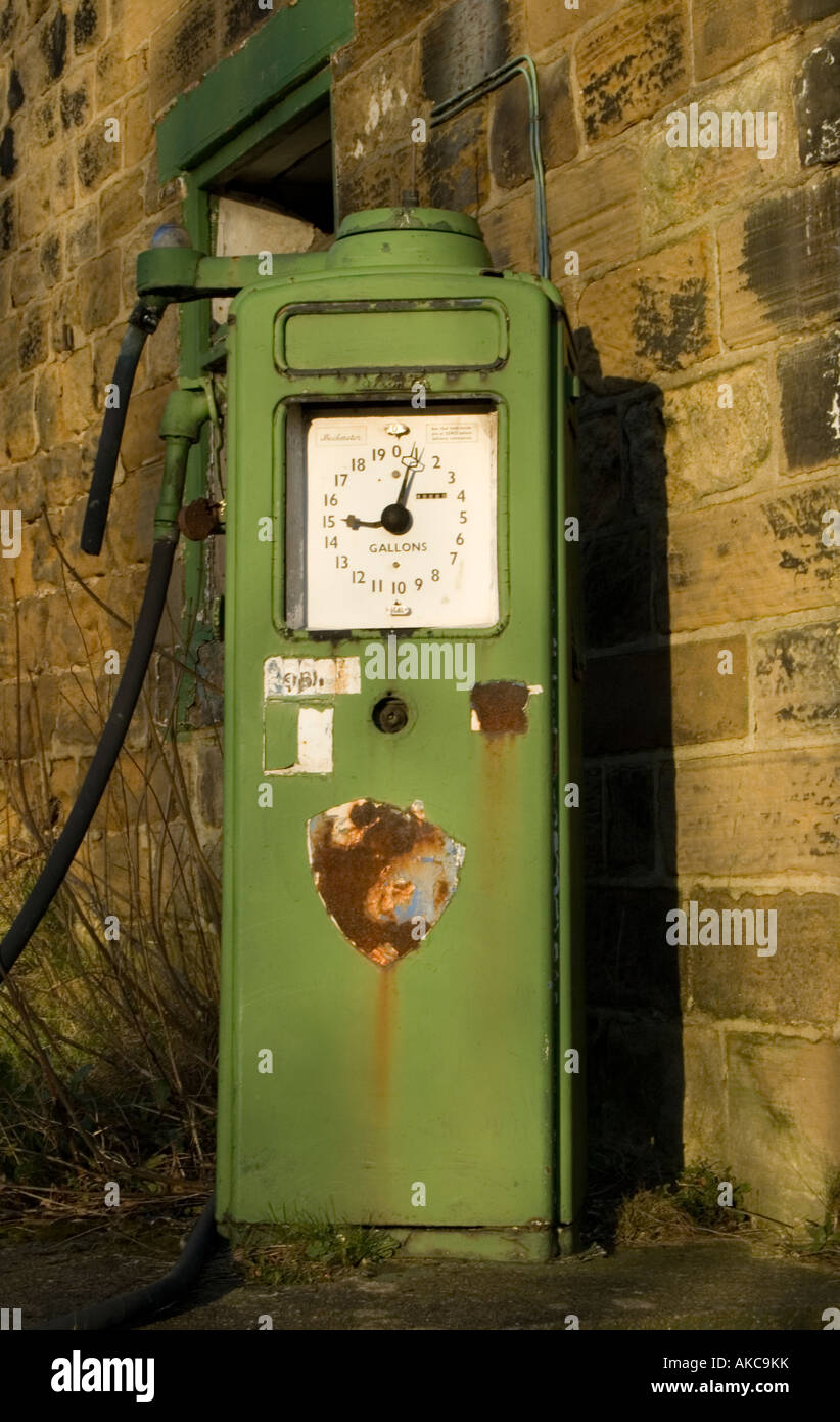 Une vieille pompe à essence, désaffecté, dans le village de Wike au Yorkshire Banque D'Images