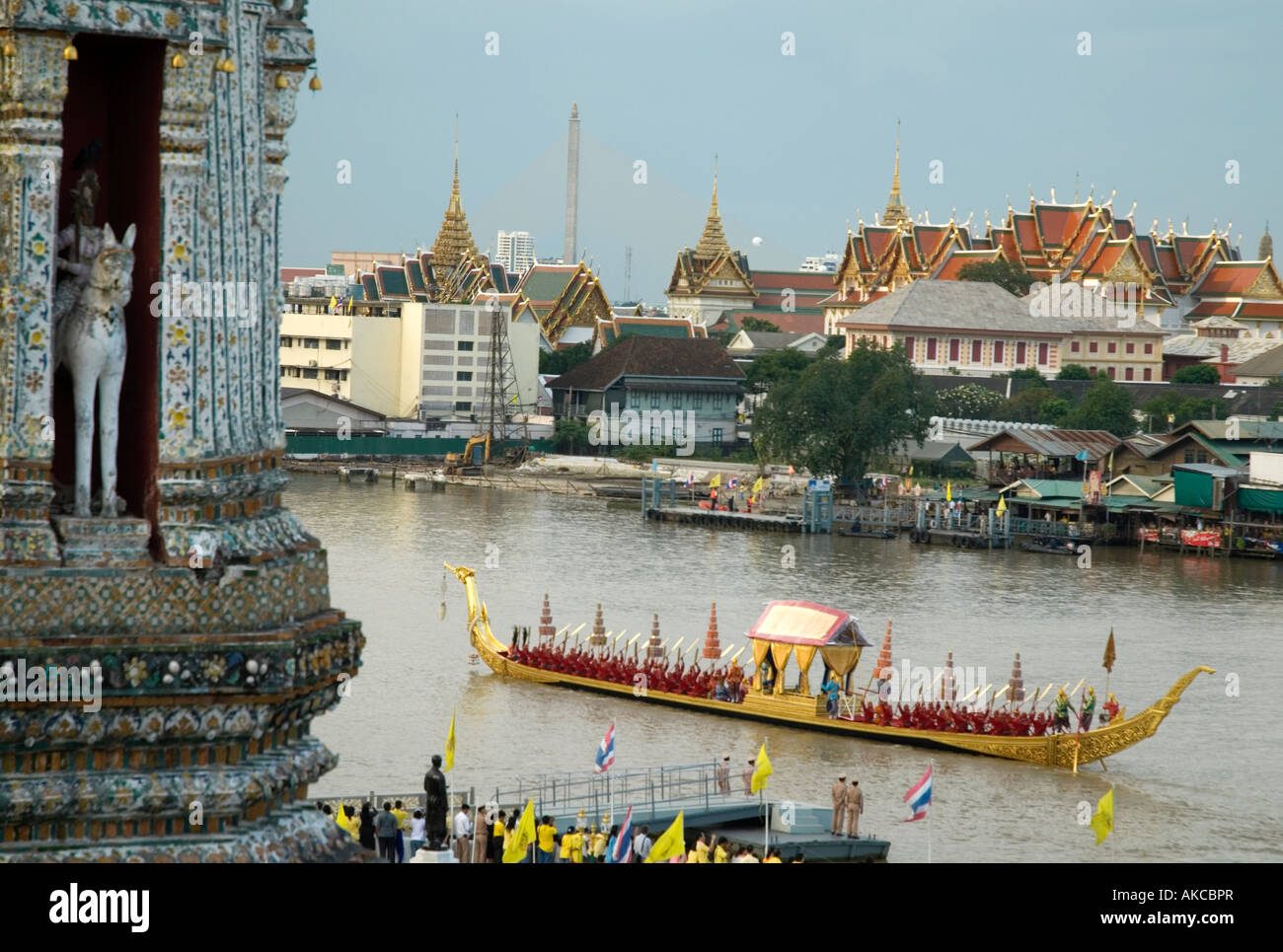 La Barge Royale procession pour le Roi de Thaïlande 80 anniversaire prises à partir de Wat Arun et le the Grand Palace dans l'arrière-plan Banque D'Images