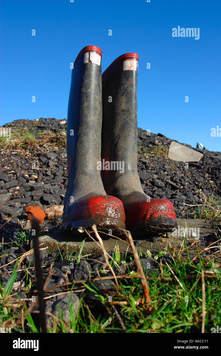 Acier caoutchouc Bottes de sécurité plafonné on construction site Banque D'Images