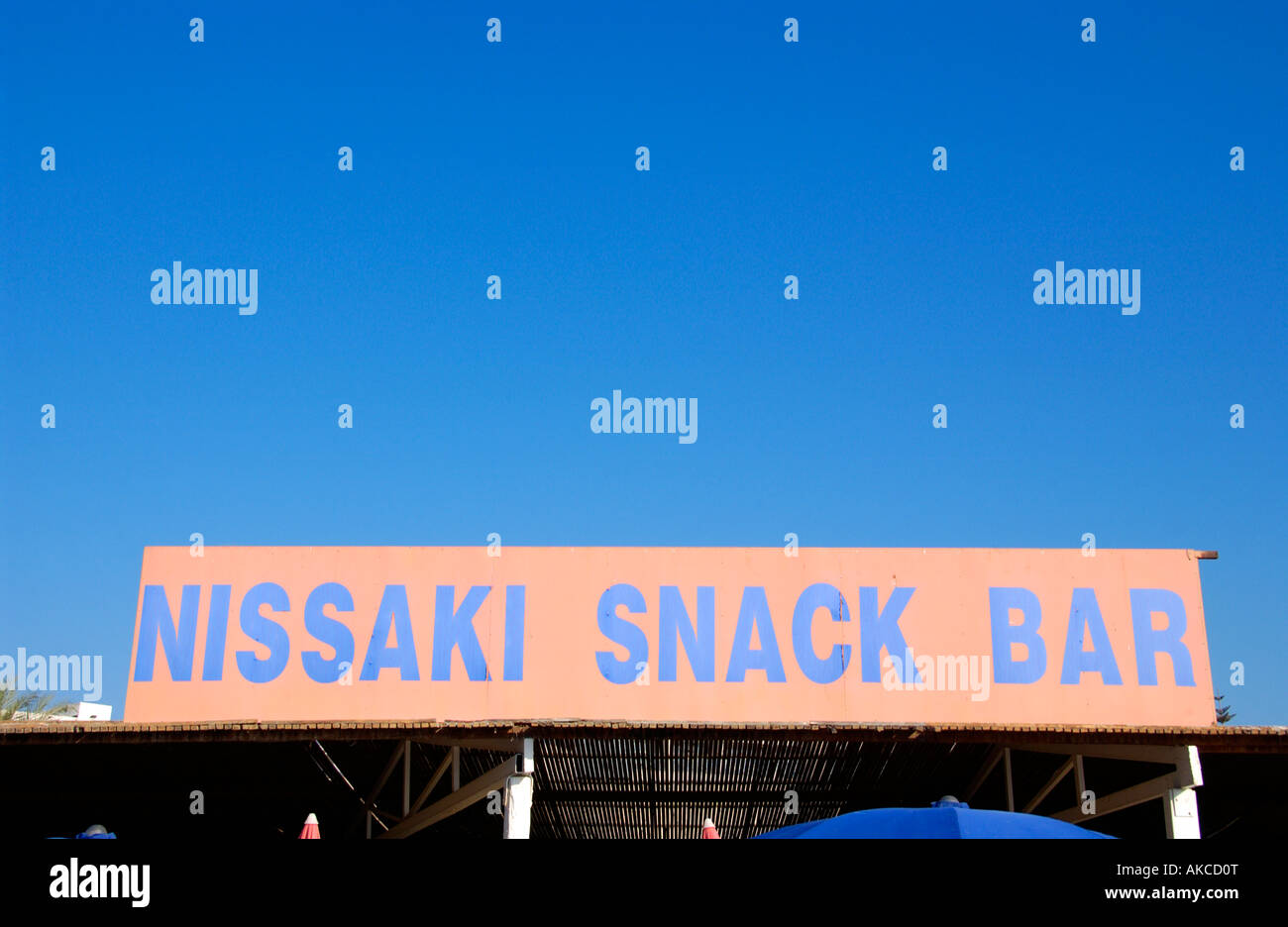 Nissaki Snack-bar sur la plage au Ayia Napa sur l'île Méditerranéenne de Chypre UE Banque D'Images
