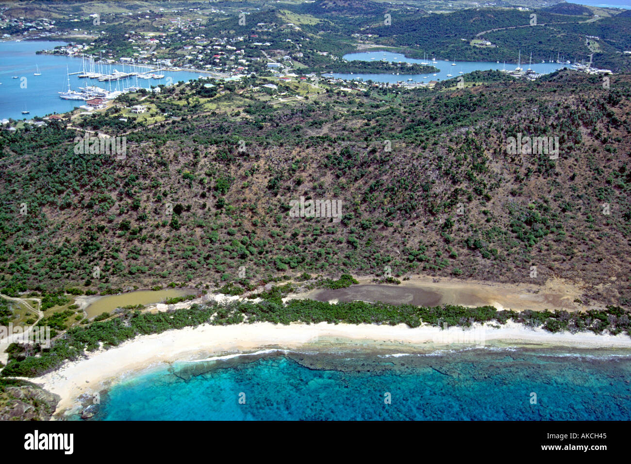 Une vue aérienne d'Antigua et de bateaux à voile dans les Caraïbes. Banque D'Images